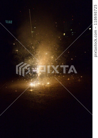 Image of erupting fireworks 118698725