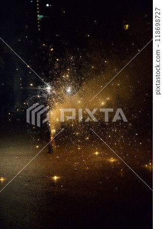 Image of erupting fireworks 118698727