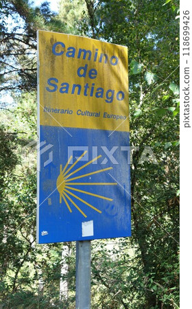 Signpost of the Saint James Way displaying the traditional yellow arrow and scallop 118699426