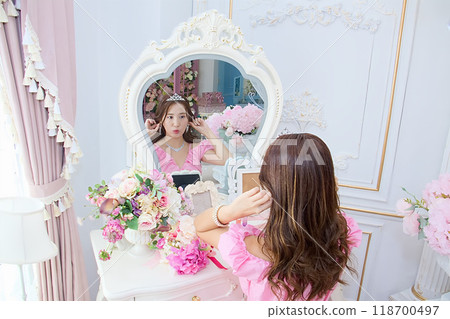 Portrait women 118700497