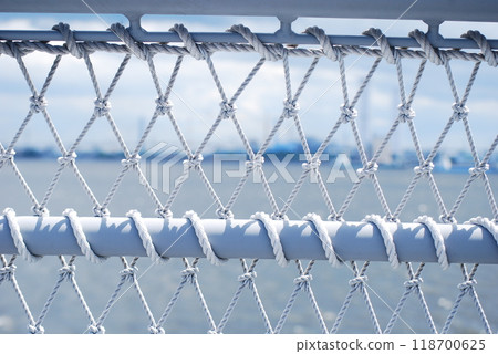越過柵欄的港口 越過柵欄的港口 118700625