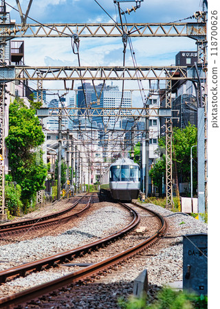 在住宅區行駛的小田急線特急浪漫列車EXEα 118700626