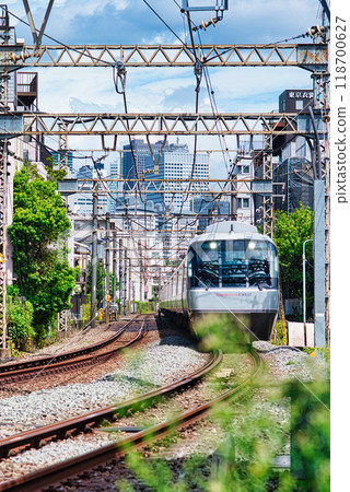 在住宅區行駛的小田急線特急浪漫列車EXEα 118700627