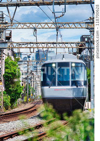 在住宅區行駛的小田急線特急浪漫列車EXEα 118700628