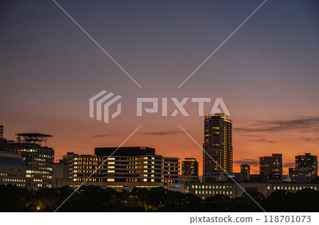 Osaka city evening view: the sky dyed crimson 118701073