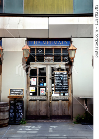 面向赤坂人行道的時尚酒吧入口 118702385