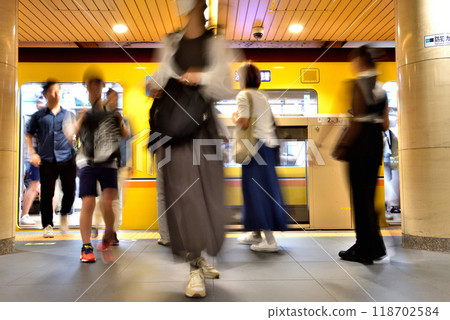 A view of the subway platform on a certain day 118702584
