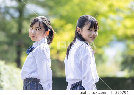 學生回頭微笑 118702943