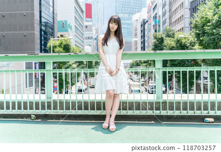 站在澀谷的一個穿著白色洋裝的女人 118703257