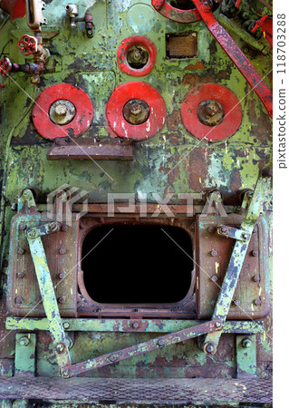 Open firebox door of a retro locomotive. 118703288