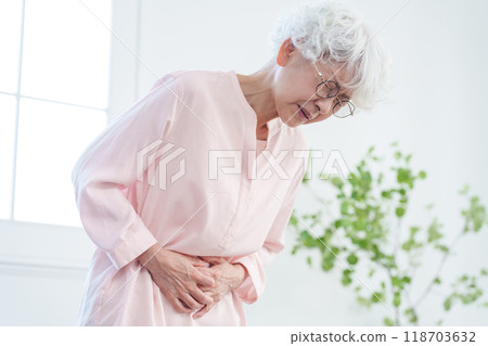 腹痛的老年婦女 118703632