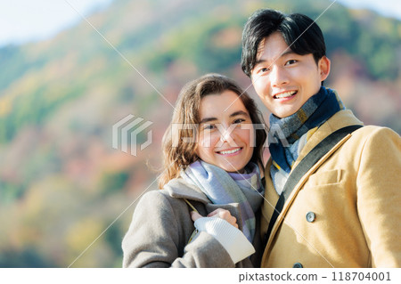 couple enjoying sightseeing couple enjoying sightseeing 118704001