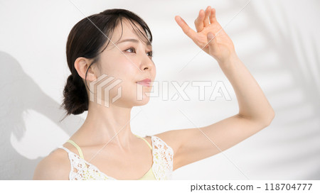 夏季美容形象-關注太陽紫外線的年輕女性-不灼傷夏季皮膚美白美白-用手阻擋陽光 118704777