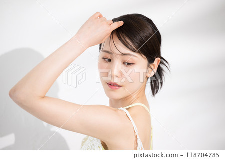 Summer beauty image: Young women concerned about the sun's ultraviolet rays, and also looking down at the image of summer whitening and whitening that doesn't tan 118704785