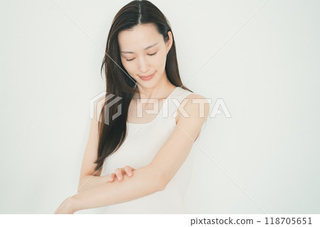 Young woman taking care of her arm 118705651