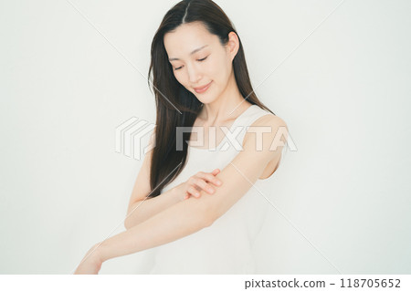 照顧手臂的年輕女子 118705652