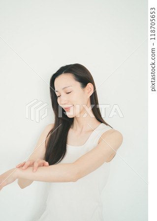 照顧手臂的年輕女子 118705653