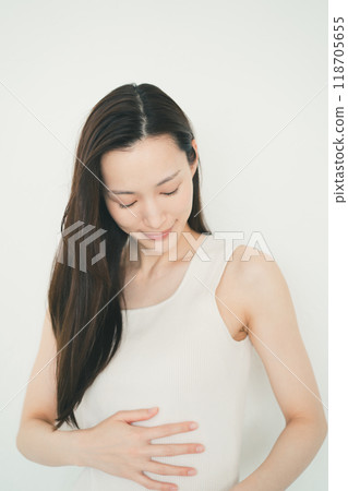 30多歲的女人揉肚子 118705655