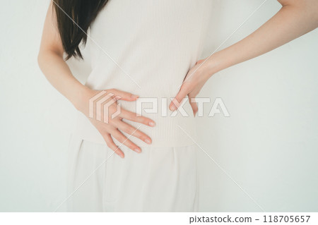 一個女人抱著她的左側 118705657