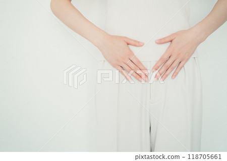 一個女人用手摩擦她的卵巢 118705661