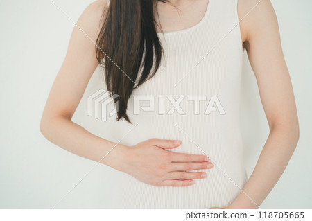 女人揉她的肚子 118705665