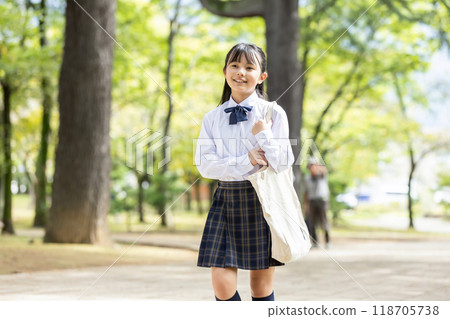 穿著制服行走的學生 118705738