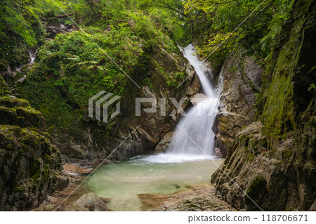 熊穀不動瀑布（三重縣伊鍋市大安町） 118706671