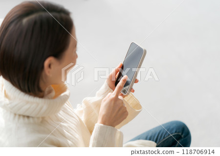 操作智能手機的女人 操作智能手機的女人 118706914