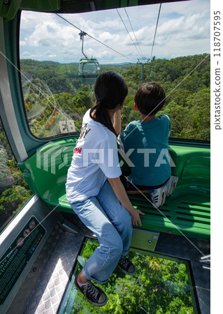 Skyrail boarding with Diamond View (facing right) 118707595