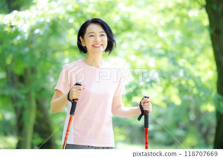 享受散步的中年婦女 享受散步的中年婦女 118707669