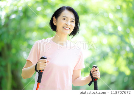 享受散步的中年婦女 118707672