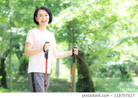 享受散步的中年婦女 享受散步的中年婦女 118707827