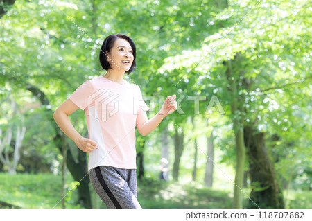 Middle-aged woman enjoying walking 118707882