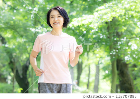 享受散步的中年婦女 118707883