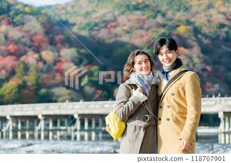 couple enjoying sightseeing 118707901