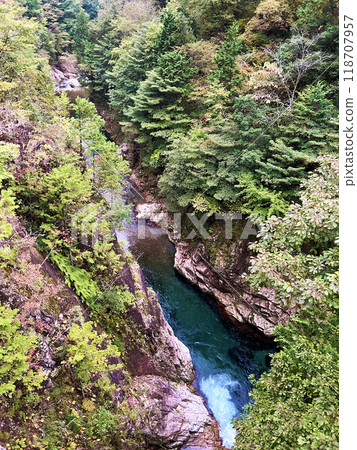 Clear stream flowing through the canyon 118707957