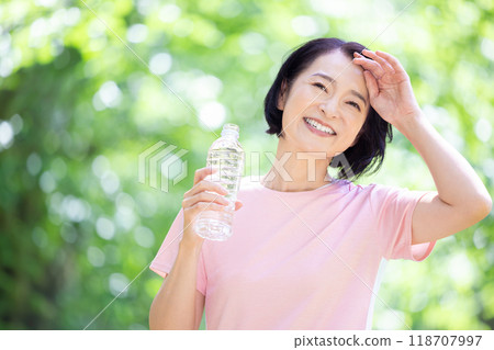 穿著訓練服的中年婦女 穿著訓練服的中年婦女 118707997