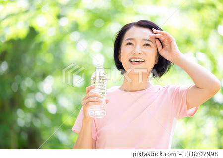 Middle-aged woman wearing training wear 118707998