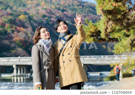 享受京都之旅的夫婦 享受京都之旅的夫婦 118708004