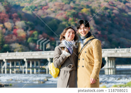 A couple enjoying sightseeing in Kyoto 118708021