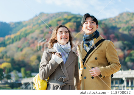 A couple enjoying sightseeing in Kyoto A couple enjoying sightseeing in Kyoto 118708022