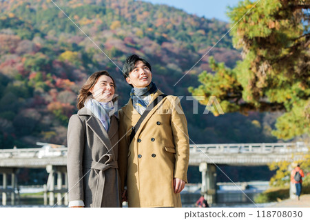 享受京都之旅的夫婦 享受京都之旅的夫婦 118708030