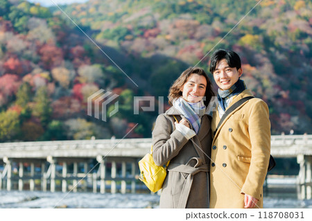 享受京都觀光的夫婦 118708031