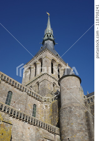 聖米歇爾山修道院的上部在藍天的襯托下 聖米歇爾山修道院的上部在藍天的襯托下 118708241