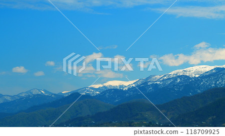 Clouds And Snow Clad Mountains With Blue Sky. Picturesque Mountain Landscapes Of Autumn With Snow. Real time. Clouds And Snow Clad Mountains With Blue Sky. Picturesque Mountain Landscapes Of Autumn With Snow. Real time. 118709925
