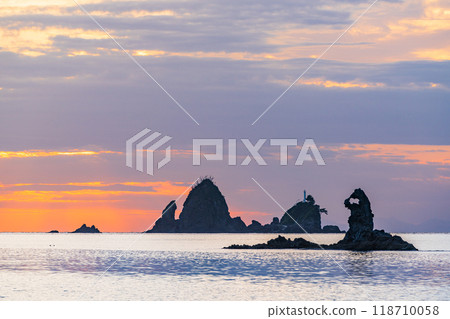 [Shizuoka Prefecture] Otako Coast dyed in the sunset - Meganeccho, a strangely shaped rock 118710058