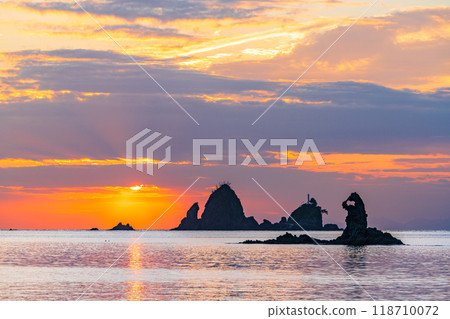 [Shizuoka Prefecture] Otako Coast dyed in the sunset - Meganeccho, a strangely shaped rock 118710072