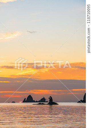 [Shizuoka Prefecture] Otako Coast dyed in the sunset - Meganeccho, a strangely shaped rock 118710095