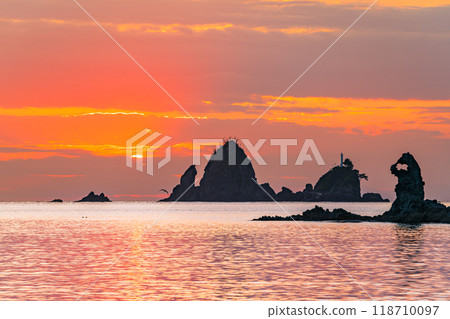[Shizuoka Prefecture] Otako Coast dyed in the sunset - Meganeccho, a strangely shaped rock 118710097