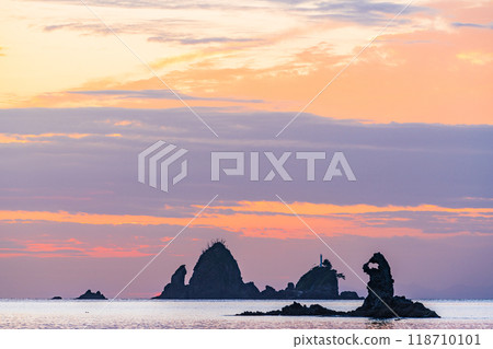 【靜岡縣】沐浴在夕陽下的大太子海岸,梅加內西奧的奇岩怪石 【靜岡縣】沐浴在夕陽下的大太子海岸,梅加內西奧的奇岩怪石 118710101